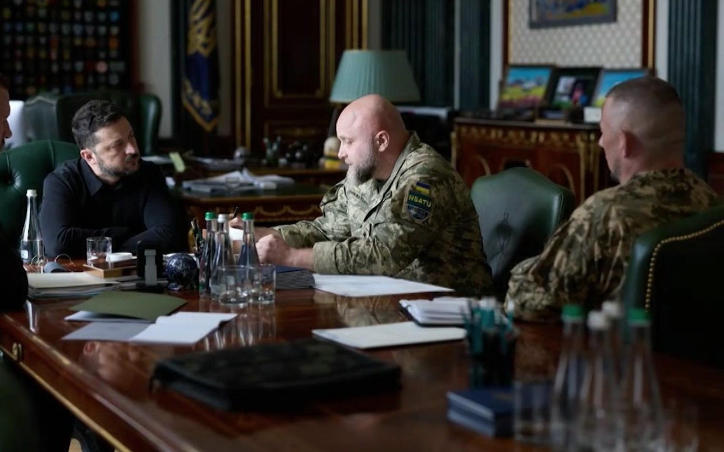 Главком ВСУ Сырский публично извинился перед экс-министром обороны Украины Фёдоровым, после отставки которого страну охватили протесты