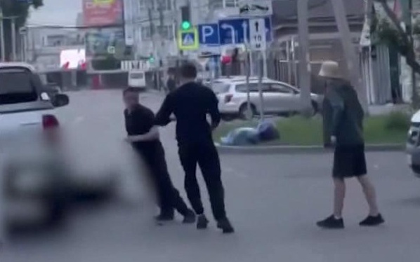 В Иркутске подросток на иномарке намеренно переехал участника уличной драки и скрылся