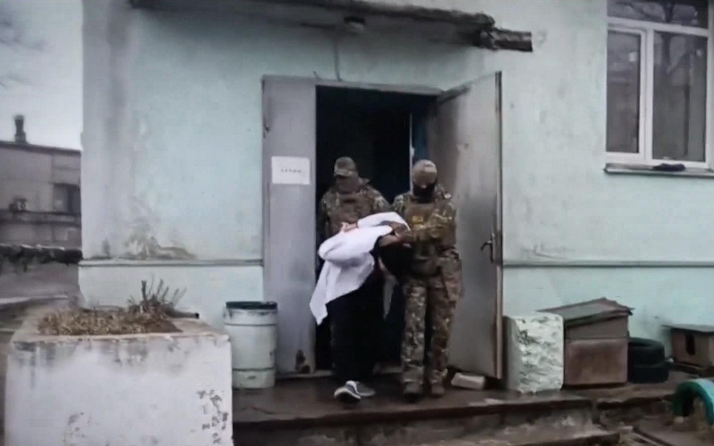 В ДНР сотрудники ФСБ задержали диверсанта, который пытался выдать себя за мирного жителя из освобожденного населенного пункта