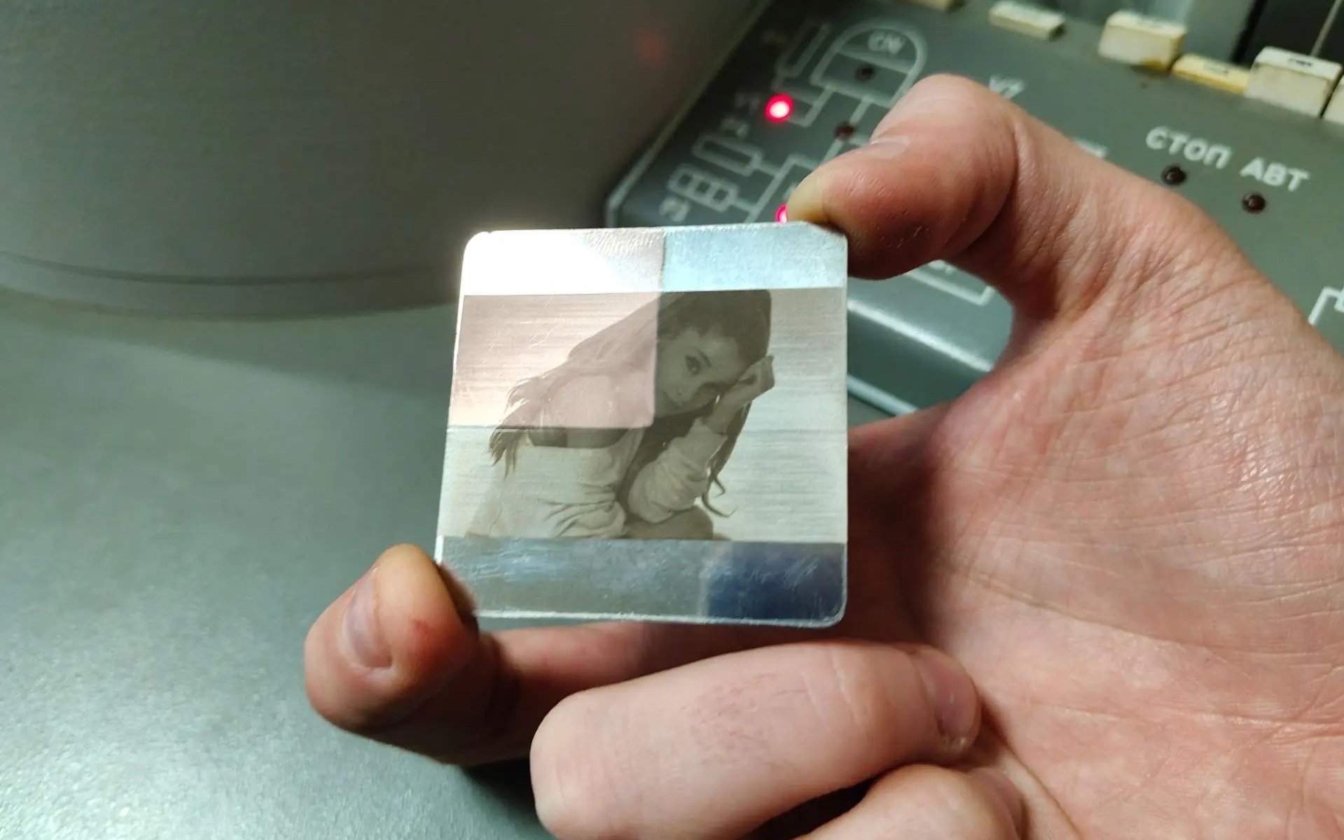 Результат лабораторного эксперимента с напылением металла на фотографию