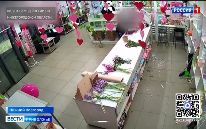 В Нижнем Новгороде сотрудники полиции задержали вора в цветочном магазине