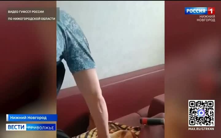 Должник по алиментам спрятался от приставов в диване