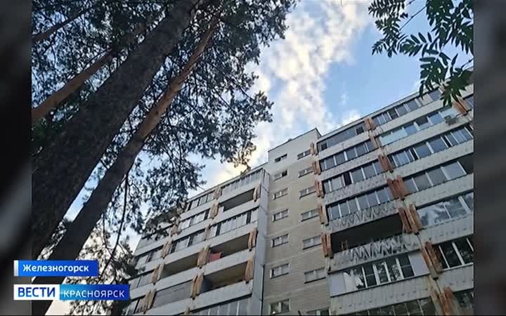 В Железногорске сняли двух детей с козырька балкона