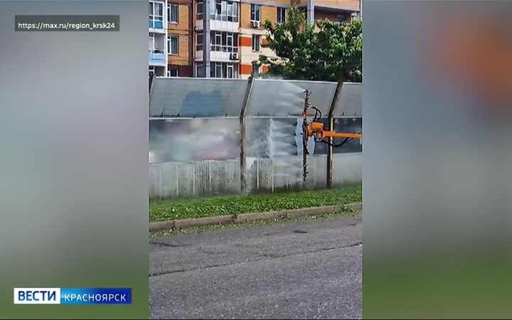 В Красноярске протестировали новую поливомоечную машину