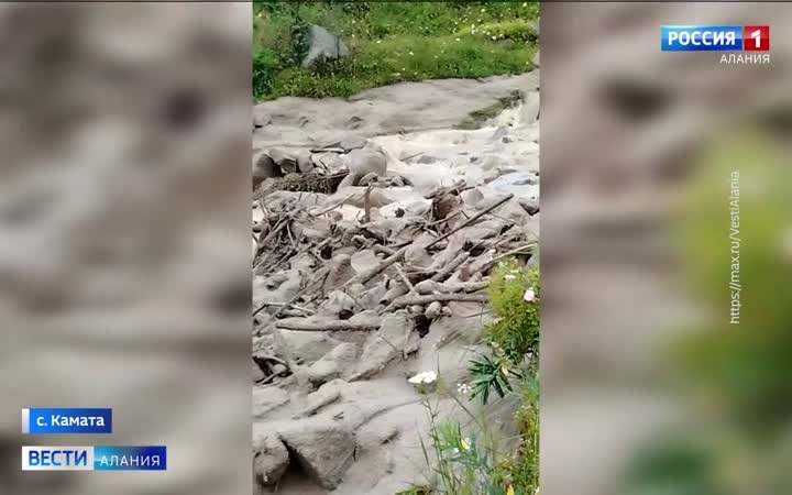Сель повредил дорогу и водопровод в высокогорном селении Камата