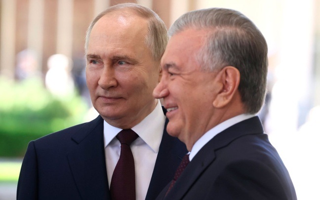 Владимир Путин поздравил Шавката Мирзиеева с днем рождения и отметил его вклад в развитие отношений между Россией и Узбекистаном