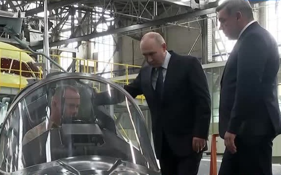 Владимир Путин осмотрел производство самолётов МС-21 в Иркутской области.