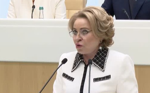 Путин выразил благодарность сенаторам за поддержание единства страны.