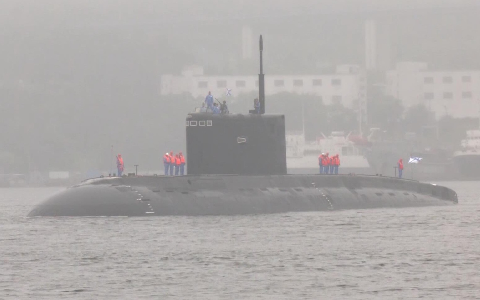 Моряки-подводники с субмарины "Волхов" вернулись во Владивосток после успешного похода.
