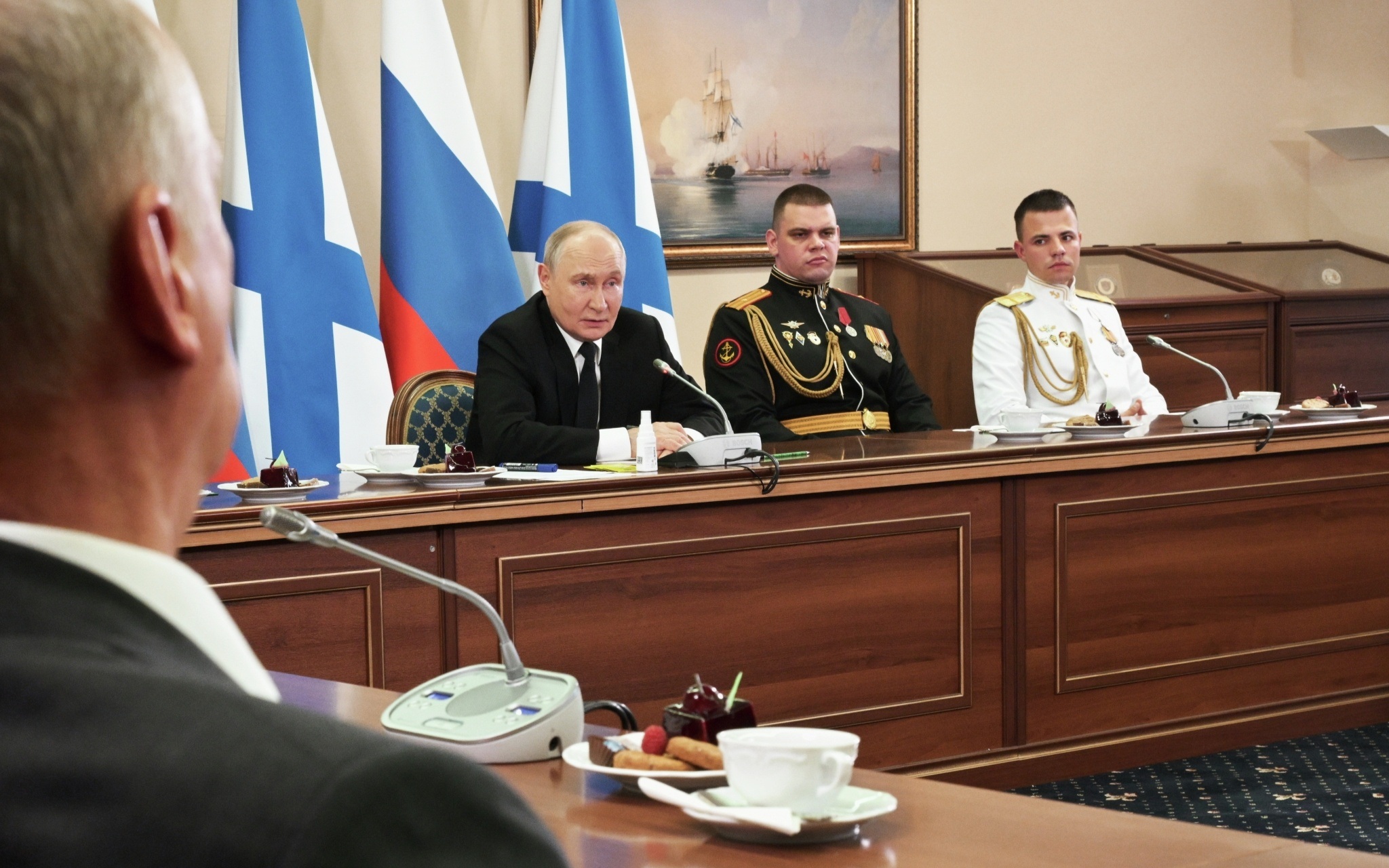 Владимир Путин обсудил роль ВМФ в обеспечении безопасности России с моряками.