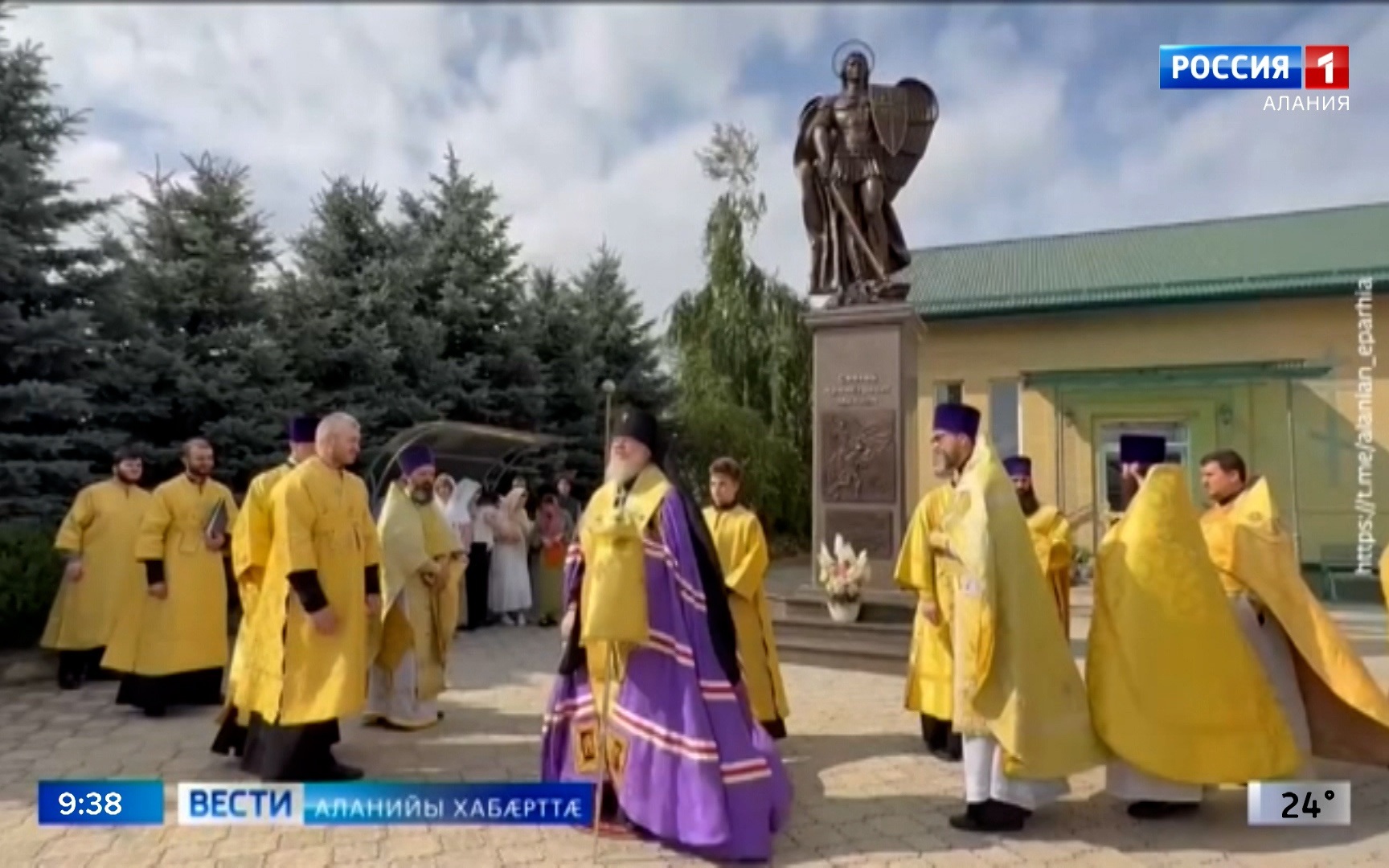 Дзæуджыхъæуккаг æмæ Алайнаг алчер Герасим дзуæрттæ бафтыдта Сыгъдæг Архистратиг Михаилы монументыл
