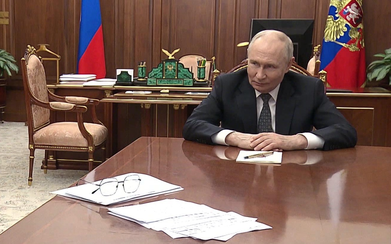 Путин и Матвиенко обсудили поддержку ветеранов на встрече в Кремле.