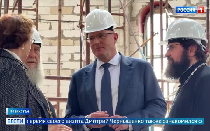 Дмитрий Чернышенко вручил митрополиту Астанайскому и Казахстанскому Александру орден за заслуги