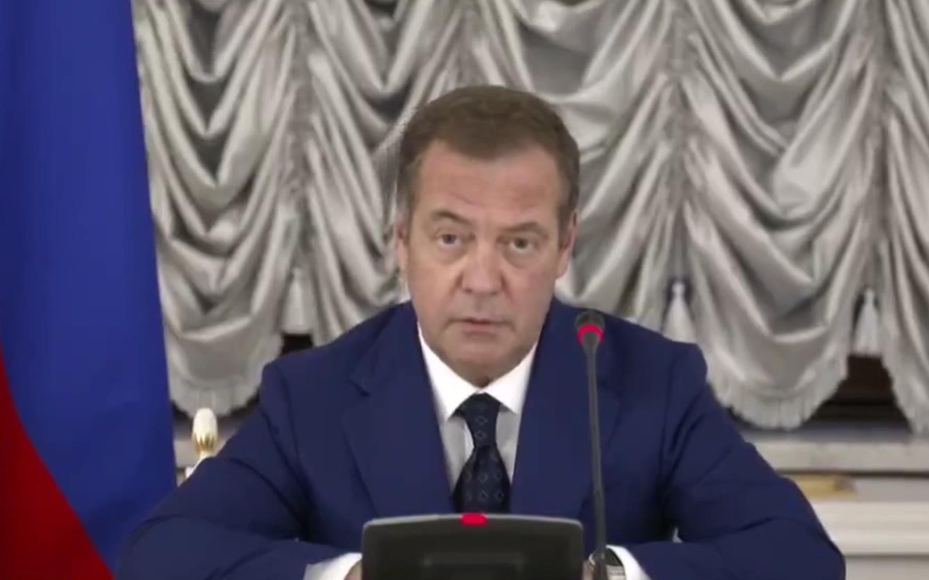 Медведев озвучил статистику комплектования ВС