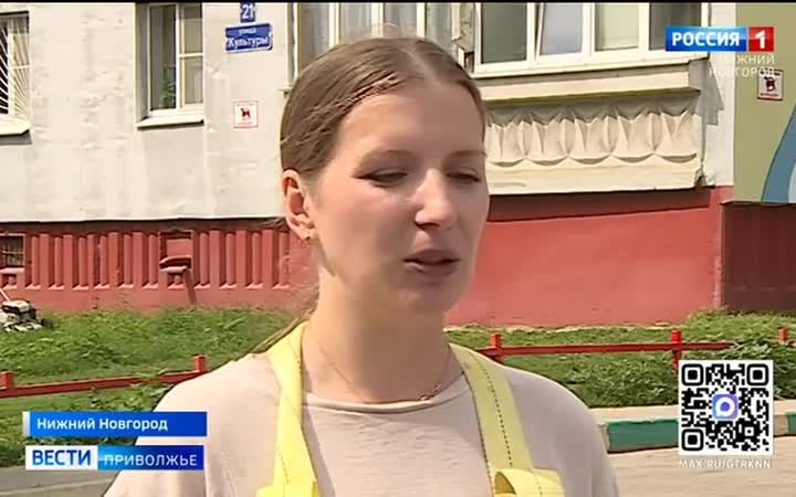 В центре Сормова на фасаде девятиэтажки в эти дни рисует масштабное полотно финалистка фестиваля уличного искусства ПФО "Форм-АРТ"