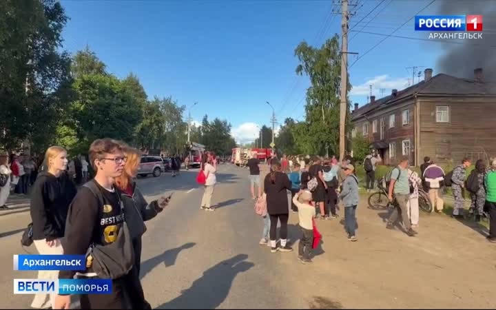 Дмитрий Морев вручил благодарности огнеборцам Архангельска