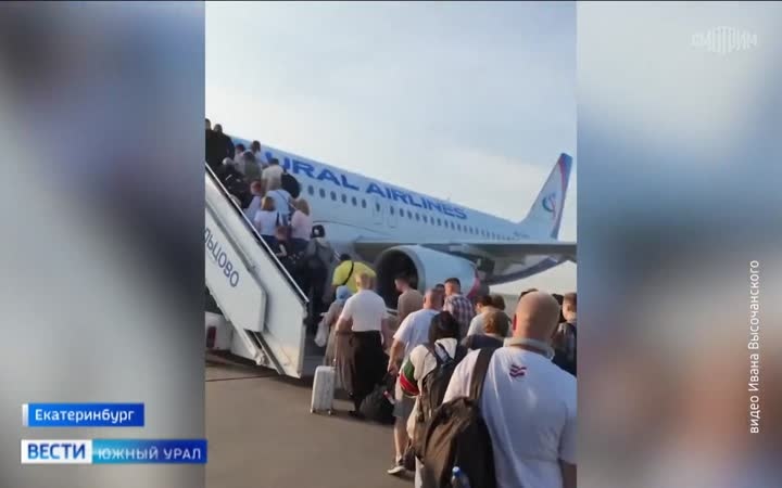 В Кольцово инвалиду из Челябинской области пришлось ползти по трапу на руках