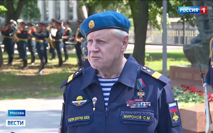 Справедливоросы возложили цветы к памятнику десантникам в Москве