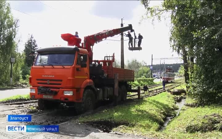 Ураганный ветер повалил деревья в Златоусте