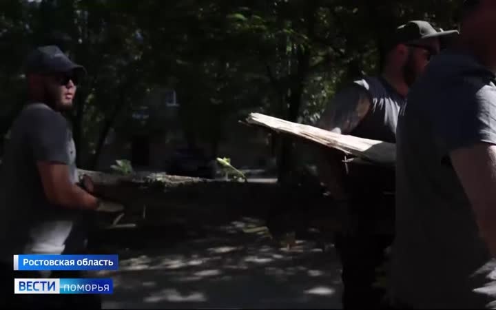 Молодёжка Народного фронта устраняет последствия урагана в Ростовской области