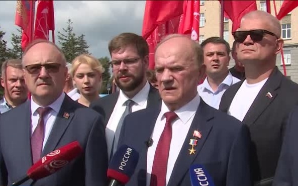 В Орле проходят мероприятия в честь Дня освобождения города: Зюганов возложил цветы к бюсту Ленина.