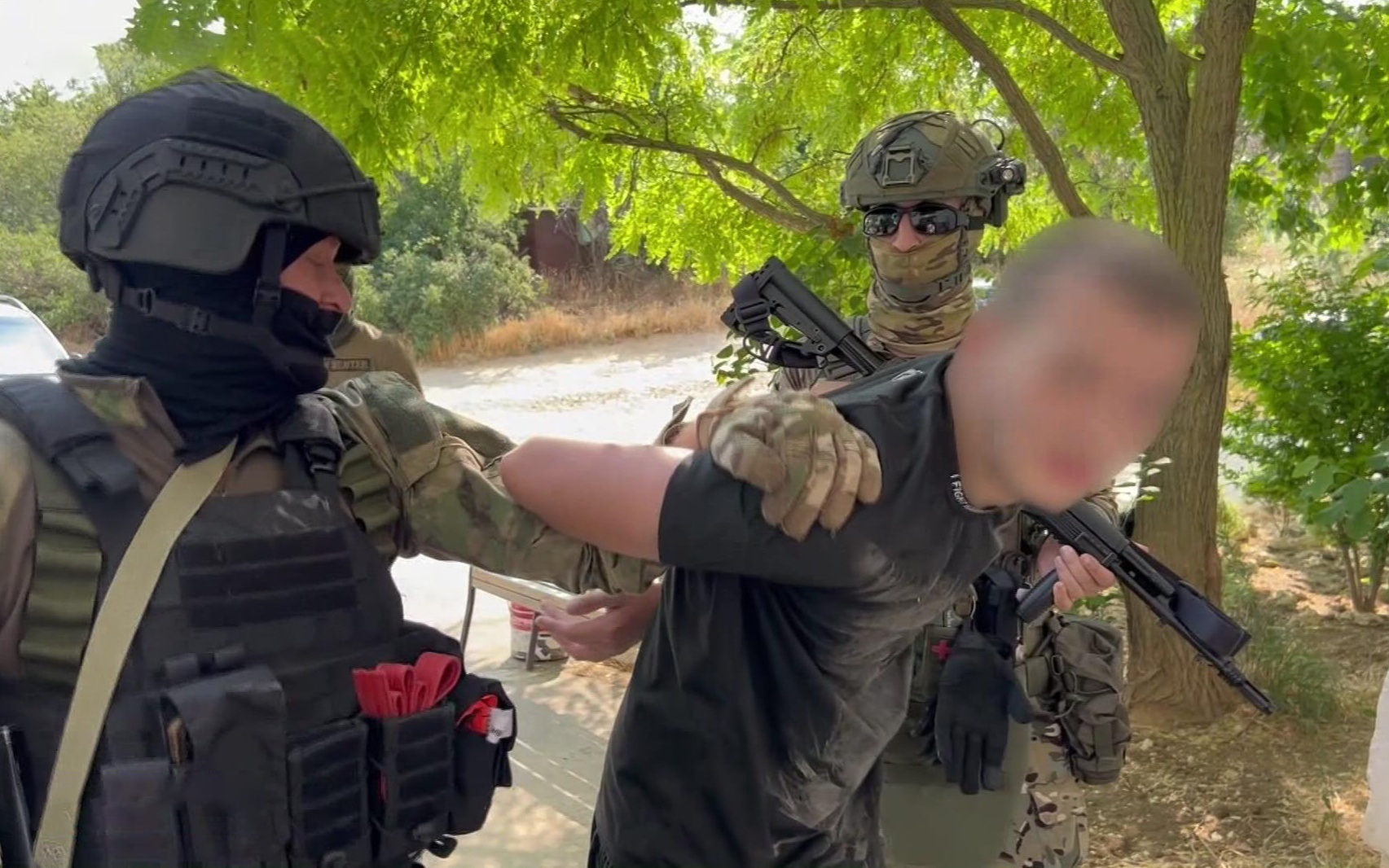 ФСБ разоблачило сеть украинских агентов в Крыму: задержаны террористы-подготовленцы