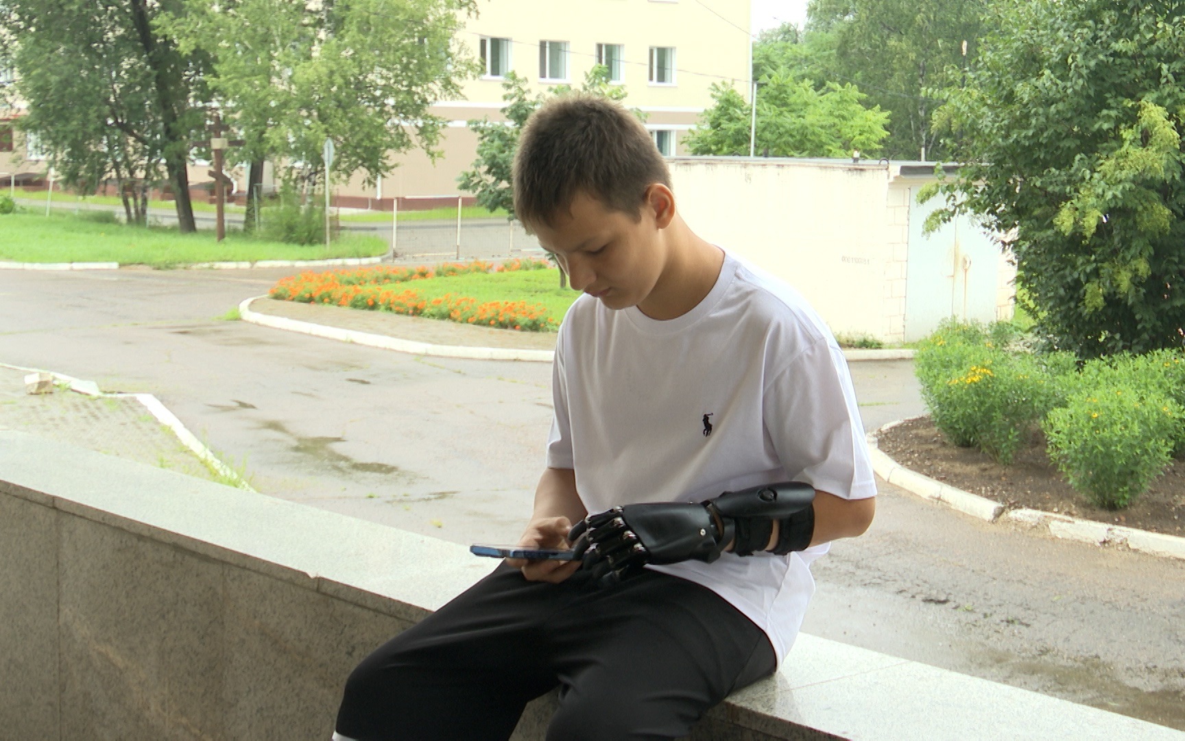 От операционной до баскетбольной площадки: 12-летний благовещенец после взрыва салюта учится жить с протезом