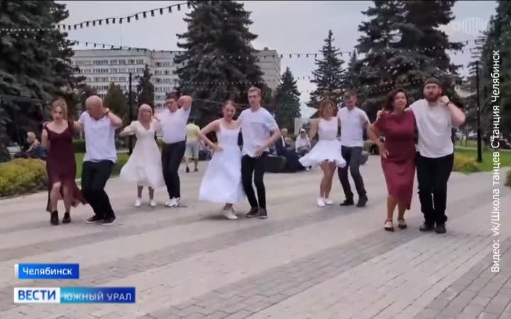 Танцуют все: в Челябинской области любители сальсы вышли на улицы
