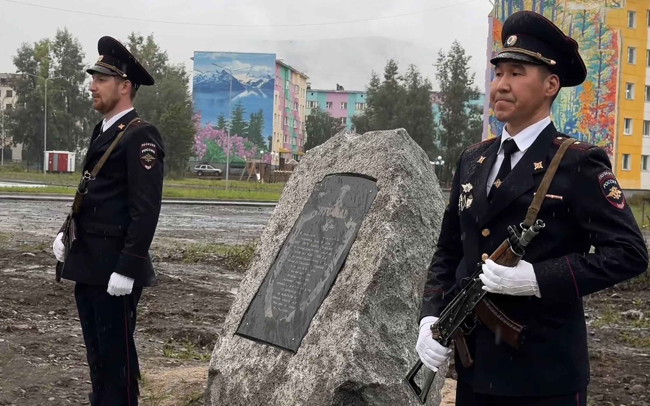 Памятник погибшему милиционеру установили в Усть-Омчуге
