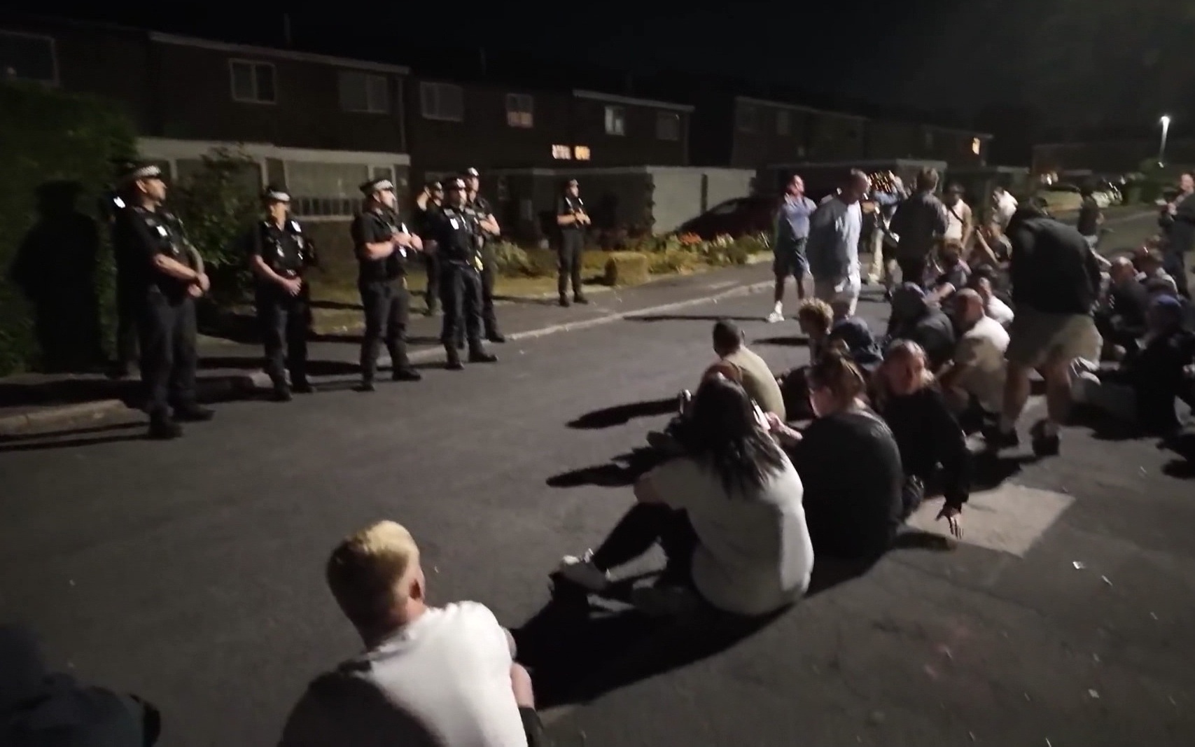 Беспорядки в Тетфорде: полицейские ранены в ходе протестов против размещения мигрантов