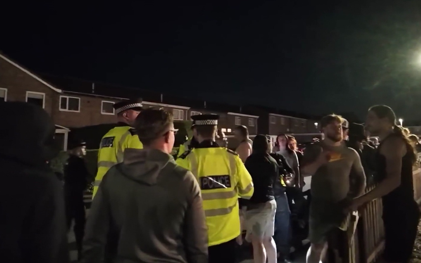 Двое британских полицейских получили ранения во время антимигрантских протестов в Тетфорде