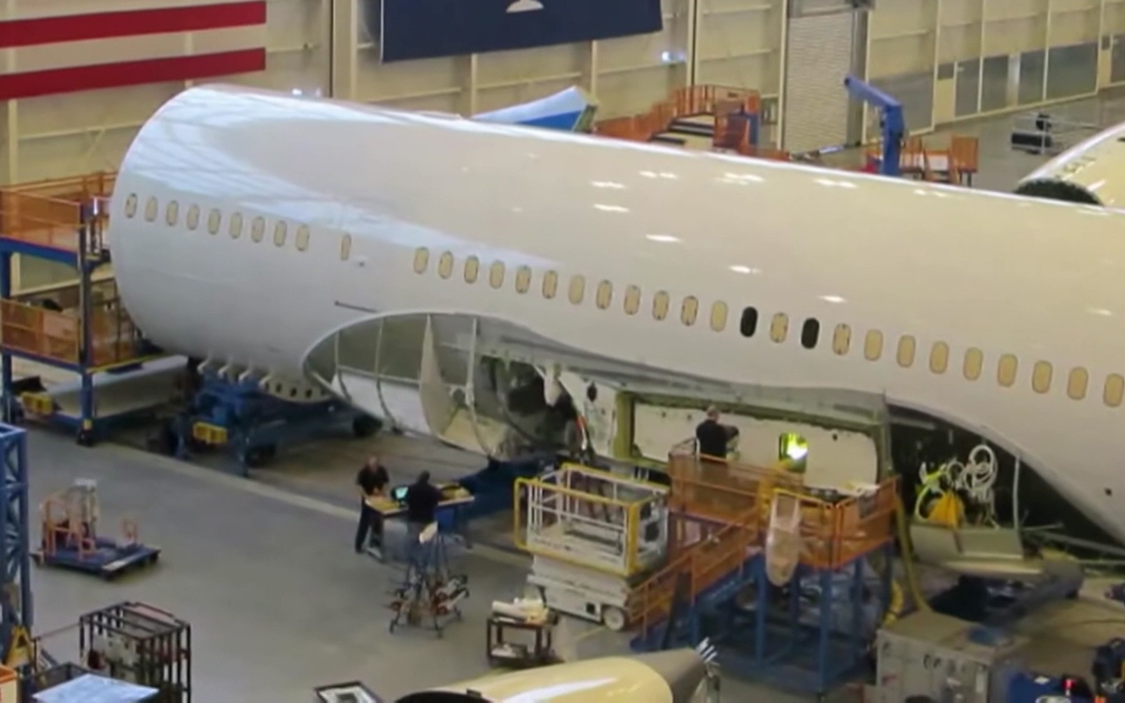 Отзыв сертификатов на Boeing-737 из-за трещин в фюзеляже в США.