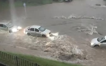 Мощные ливни и летнее пекло обрушились на Россию