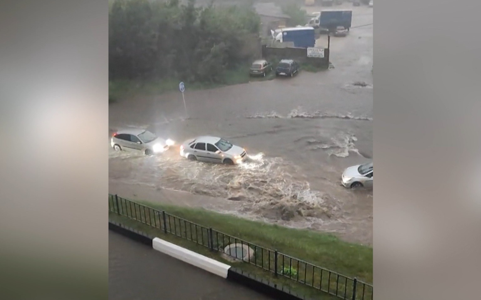 Ураганы и наводнения обрушиваются на города России: от Ульяновска до Хабаровска

Ситуация в репортаже также: школьники на Северном Полюсе изучают Арктику.
