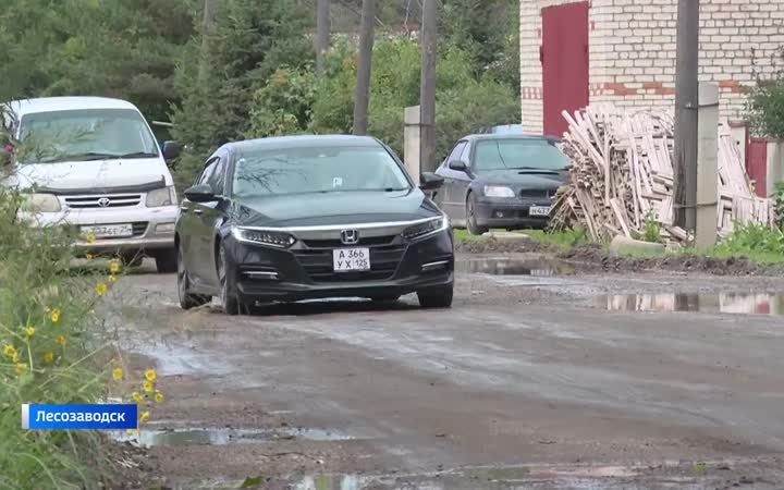 Антон Волошко проверил ход ремонта аварийной школы Лесозаводска и реконструкции дамбы на реке Уссури