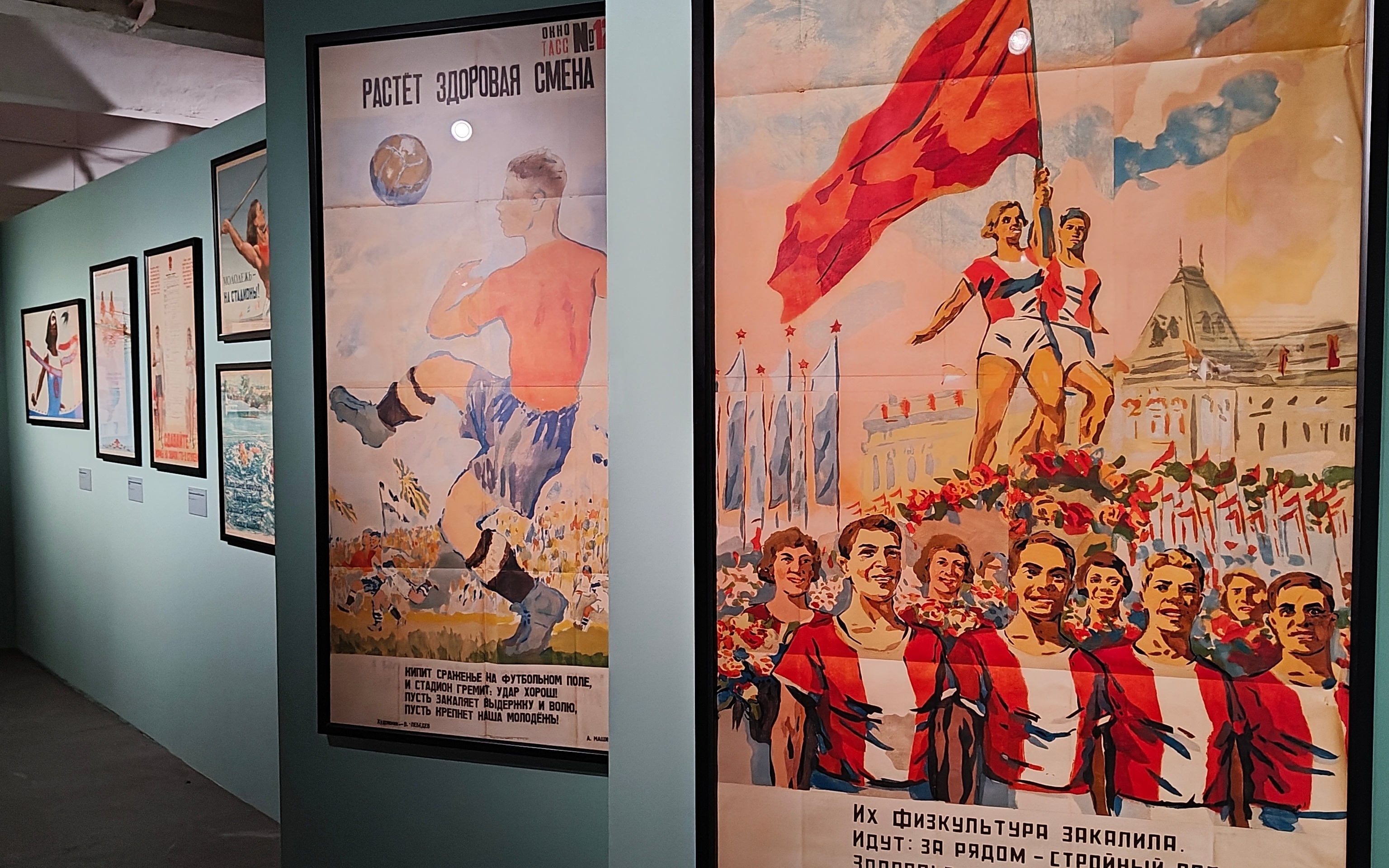 Выставка "Век в лозунгах и красках. Из истории московского плаката" проходит в Музее Москвы