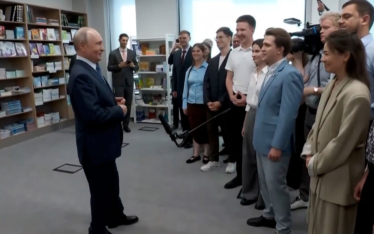 Путин посетил библиотеку в Новосибирске и встретился с молодыми учеными