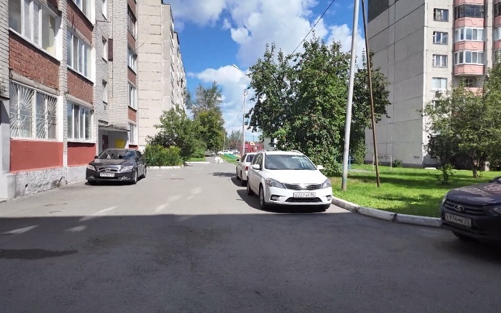 Спор вокруг установки шлагбаума разгорелся в одном из тюменских дворов
