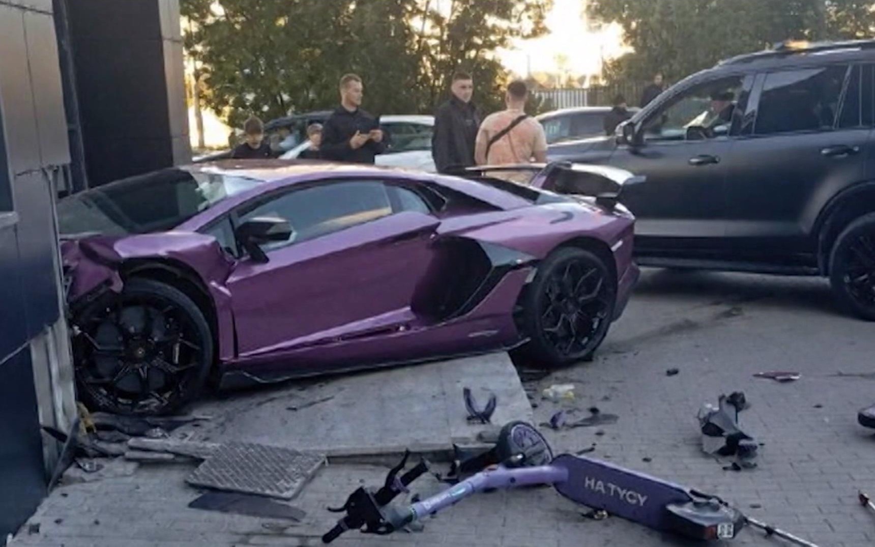В Екатеринбурге автомобиль Lamborghini выехал на тротуар: пострадали пешеходы и водитель