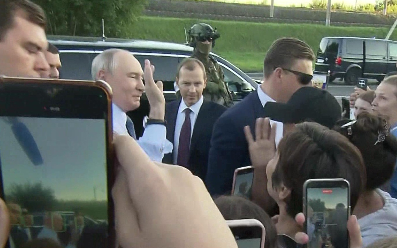 Жители Новосибирска массово вышли встретить главу государства на улицах города