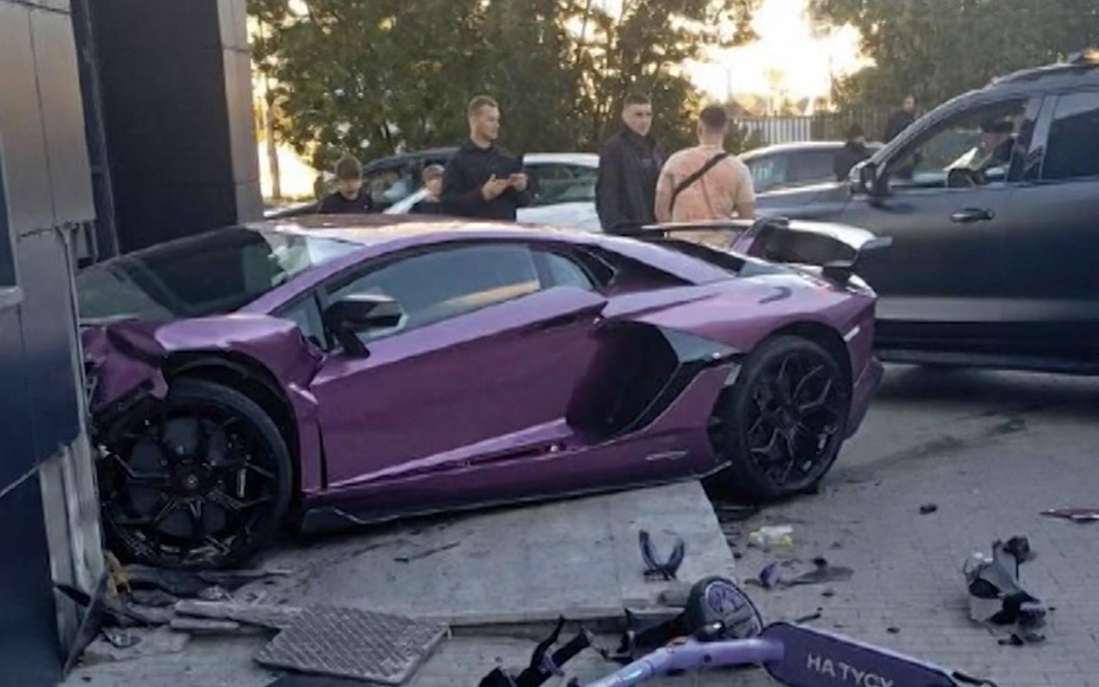 Автомобиль Lamborghini протаранил здание и травмировал двух человек в Екатеринбурге