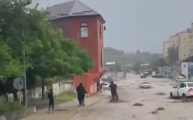 В Дагестане замглавы управления Магомед Омаров спас унесенного ливнем ребенка