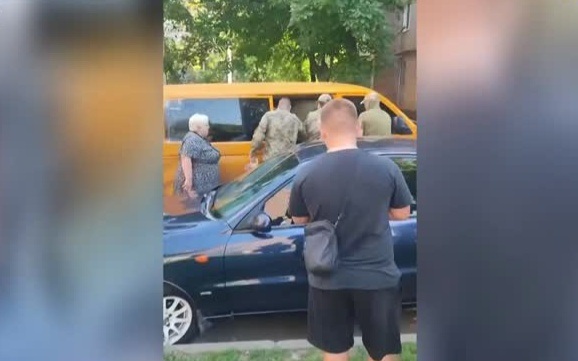 Женщины на Украине вынуждены формировать "батальоны", чтобы отбивать своих мужчин у ТЦК