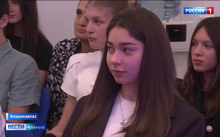 14 юных жителей республики получили паспорта в штабе общественной поддержки партии "Единая Россия"