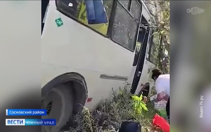 Отлетело колесо: в Челябинске ПАЗик с пассажирами вылетел в кювет