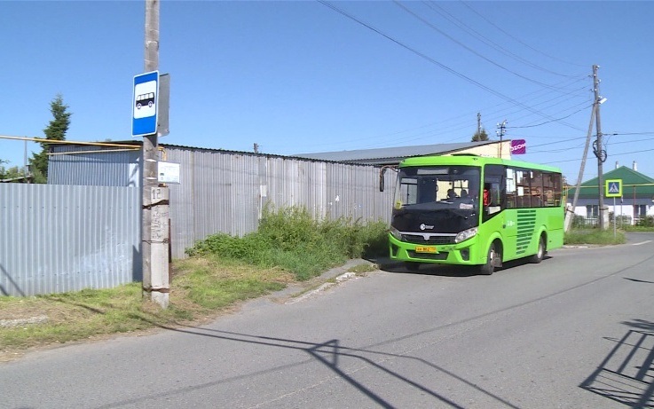 Жители Патрушева пожаловались на отсутствие остановочного комплекса