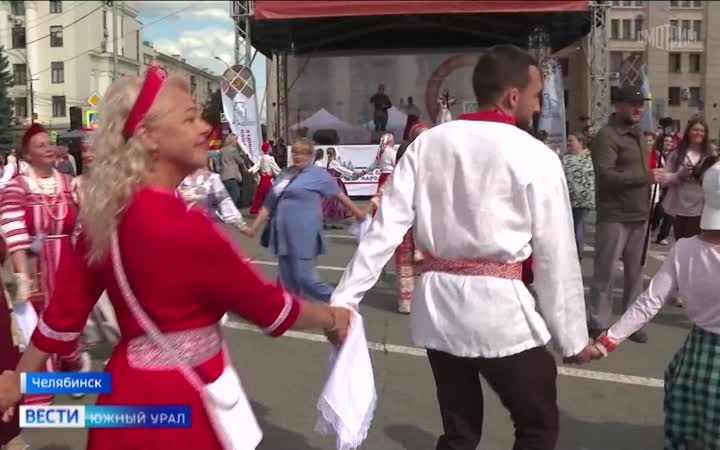 В Челябинске более тысячи человек закружились в гигантском хороводе