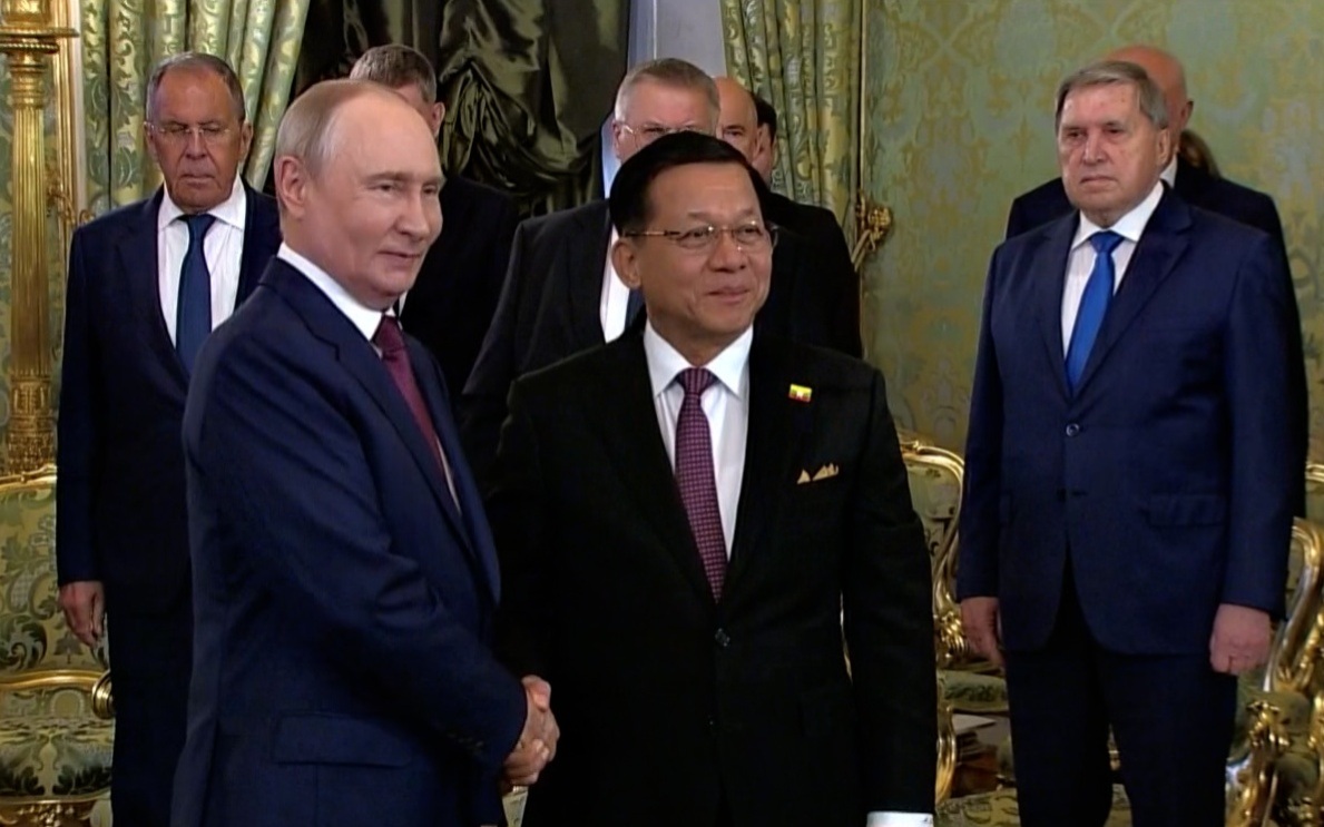 Владимир Путин проводит переговоры с президентом Мьянмы в Зеленой гостиной Большого Кремлевского дворца