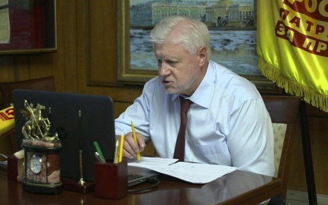 Председатель партии "Справедливая Россия" Сергей Миронов призвал ввести налог для мигрантов за перевод денег за рубеж