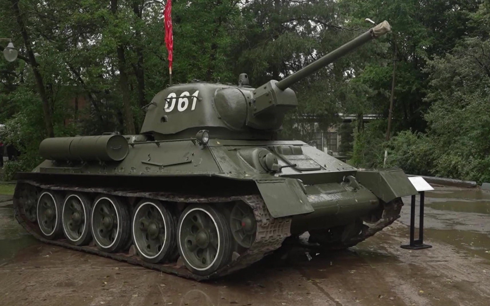 Легендарный танк Т-34 стал главной звездой исторической постановки на юбилее 61-го бронетанкового завода
